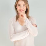 Magdalena KucikPrzed rozpoczęciem współpracy z Dominiką czułam, że stoję w miejscu. Dominika od razu zdiagnozowała kluczowe błędy w mojej strategii i zaproponowała konkretne rozwiązania, które wdrożyłyśmy krok po kroku. Dzięki jej wskazówkom udało mi się zwiększyć sprzedaż o 100%, przyciągnąć nowych klientów i wreszcie poczuć, że moja praca przynosi efekty.  To, co wyróżnia Dominikę, to nie tylko ogromna wiedza, ale też indywidualne podejście i nieustanne wsparcie. Czułam, że naprawdę jej zależy na moim sukcesie.  Dziś mogę z pełnym przekonaniem powiedzieć, że współpraca z Dominiką to najlepsza inwestycja, jaką podjęłam w rozwój swojego biznesu.